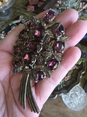 Beautiful Vintage Pot Metal Glass Rhinestone Leaf Type Brooch
