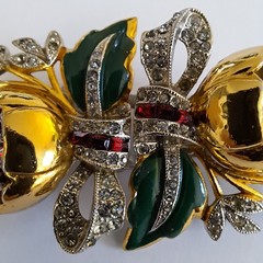 Coro Duette Quivering Camillas Brooch Red & White Stones Green Enamel Gold Tone