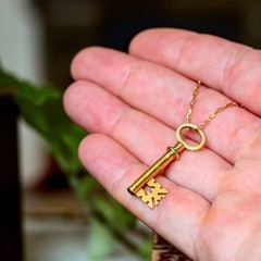 SUPERB CHUNKY ANTIQUE VICTORIAN ENGLISH 15K GOLD KEY TO MY HEART PENDANT c1860