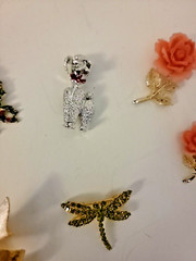 Set of 8 Vintage Brooches Assorted Sizes