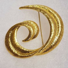 Vintage Large 1970’s Goldtone Swirl Statement Brooch Pin with a Secure Clasp
