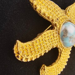 Vintage Starfish Brooch Pin Gold Tone Faux Turquoise Cabochon Textured 1.5 in