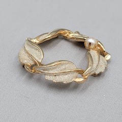Vintage Kramer Wreath Brooch Gold tone White Brushed Enamel 1.75″