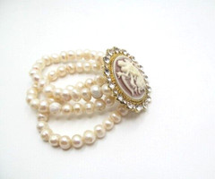 Vintage Carved Cameo Stone Rhinestone Multi Iridescent White 9mm Pearl Bracelet