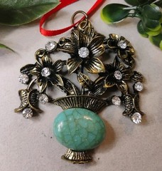 Vtg Antiqued Brassy Tone FLOWERS in Vase Acrylic Faux Peking Glass 2.25″ Pendant