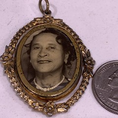 ART DECO GOLD FILLED AND GLASS TWO SIDES PHOTO LOCKET PENDANT. c 1920 Moves