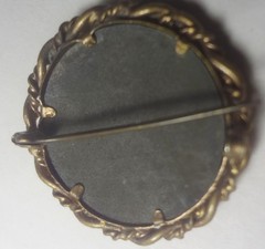 c189O ANTIQUE MOURNING 1 1/4″ PIN with GREAT PHOTO in ORNATE BRASS FRAME