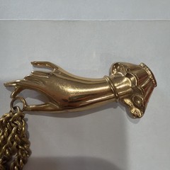 CORO GOLD TONE VINTAGE 1940’s DOOR KNOCKER WITH HAND CHAIN AND BELLS BROOCH SET