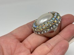 Vintage GUESS ? Y2K Oversized Faux Pearl Rhinestone Cocktail Ring Statement 8.5