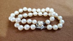 VINTAGE DOUBLE STRAND FAUX PEARLS 7″ BRACELET W/RHINESTONE CLASP, HAND KNOTTED