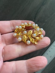 Crown Trifari Faux Pearl Ivy Leaf Wreath Circle Brooch Brushed Gold Tone VTG
