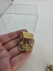 Vintage Wishing Well Brooch Movable Gold Tone 1.75″