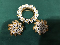 Gorgeous~Vintage Daisy Brooch Pin And Clip On Earrings Set Gold Tone And Resin