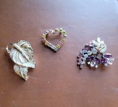 Vintage BSK Brooch Pin Gold Tone Leaf-Signed/heart/purple Tones Stones Brooches