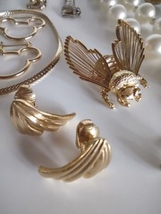 26 Pcs Costume Jewelry Lot Many Signed *Monet *Celebrity *Florenza *Eisenberg ++