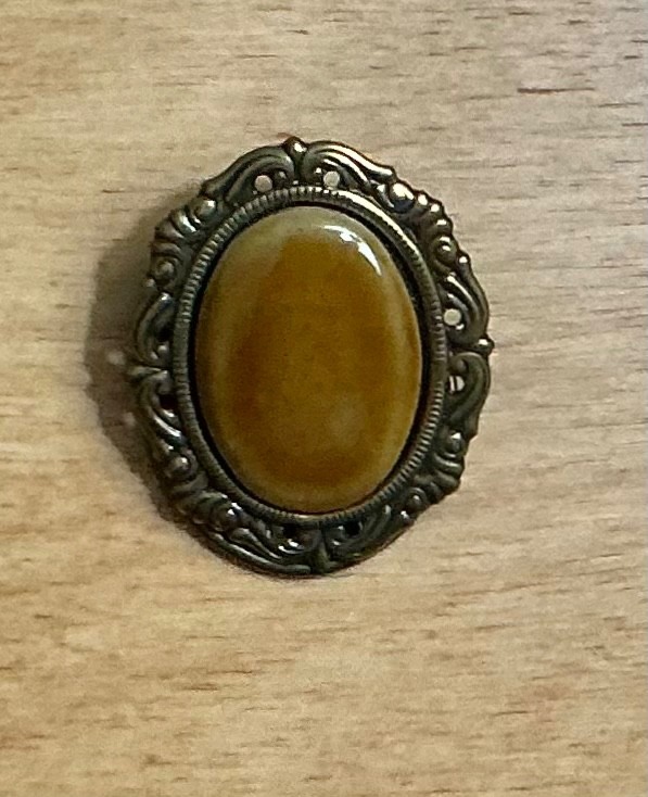 Vintage Jeri Lou antique brass color Scarf Ring Clip polished faux stone center