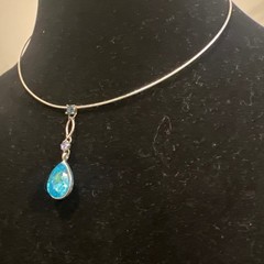 AKII Vtg Y2K Silver Tone Aqua Blue Crystal Teardrop Pendant Omega Chain Necklace