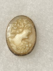 Vintage Pair Coro Gold Tone Beaded Edge Bezel Set Shell Cameo Screwback Earrings