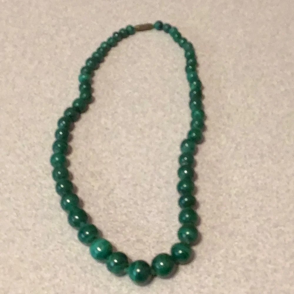 Green 19″ Malachite Graduated Beaded Strand Necklace Screw Clasp