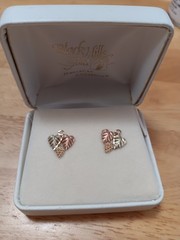 Vtg Coleman 10k Tri Colored Gold Leaf Grapes Stud Earrings Black Hills Gold .5″