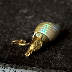 UNUSUAL ANTIQUE VICTORIAN GOLD SPIRAL MAIREENER RAINBOW KELP SHELL CHARM PENDANT