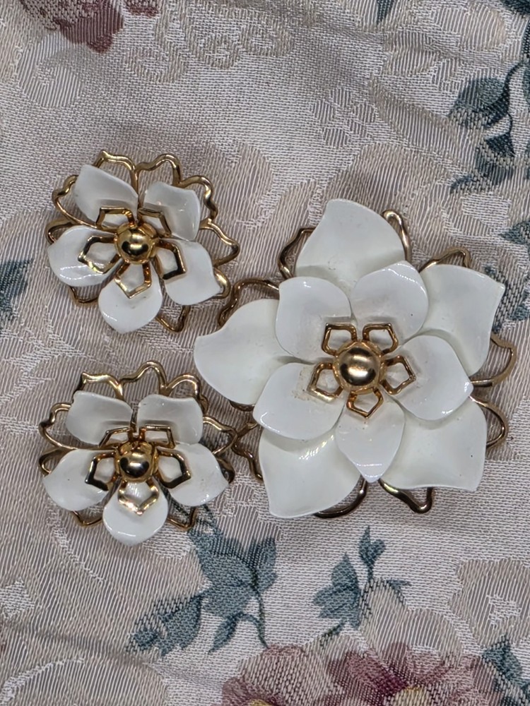 Emmons MCM Demi-Parure White Camilla Gold Tone Brooch & Clip Earrings Set Signed
