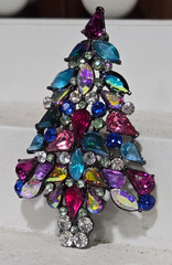 Avon 2006 Multi-Colored Rhinestone Christmas Tree Signed Brooch Pin – 3rd Annual