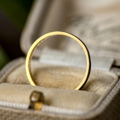 SUPERB ANTIQUE ENGLISH 18K GOLD BLACK ENAMEL MINIMAL MOURNING BAND RING 1870