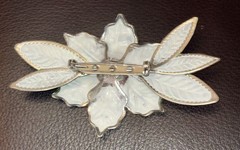 VINTAGE RESIN POINSETTIA LIGHTWEIGHT BROOCH Clothing Accessory Pin