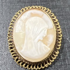 vintage cameo brooch 1.5 In