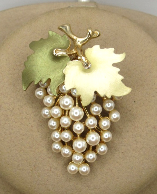 Vintage Grape Cluster Pin/Brooch 2″ x 1.5″ Lavender yellow green Gold White