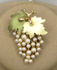 Vintage Grape Cluster Pin/Brooch 2″ x 1.5″ Lavender yellow green Gold White