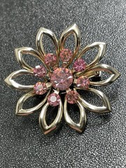 Vintage 1.6” Flower Pink Crystal Rhinestone Gold Tone Metal Brooch
