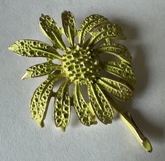 Starburst Enamel Lime Green And Gold Tone Textured Retro Brooch Vtg P