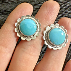 VINTAGE SOUTHWESTERN STYLE STERLING SILVER TURQUOISE SCREW BACK ROUND EARRINGS