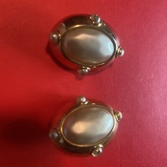 Vintage Carol Lee Gold Tone Framed Simulated oval Mabe Pearl Clip on Earrings