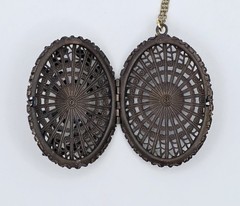 Vtg Gold Filigree Locket Pendant Necklace Leaf Vine Perfume Diffuser Scent Cage