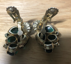 VTG. GOLD TONE GREEN CABOCHON & BLUE RHINESTONE CLIP ON EARRINGS 1.25″