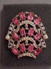Vintage pink baguette rhinestone & faux pearl brooch, tiered, layered sheild…