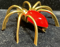 VTG 1930s-40s SPIDER BROOCH CHERRY RED BAKELITE & GOLD PLATED BRASS BODY MINTY!