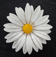 Vtg White Yellow Enamel Double Layered Daisy Flower Brooch Pin 3″ Mod 60s Retro