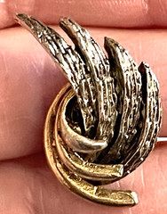 ART MODE ART Clip-On Earrings Silver & Gold Tone Swoosh Feather DECO REVIVAL Vtg