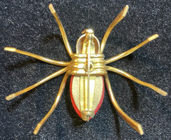 VTG 1930s-40s SPIDER BROOCH CHERRY RED BAKELITE & GOLD PLATED BRASS BODY MINTY!
