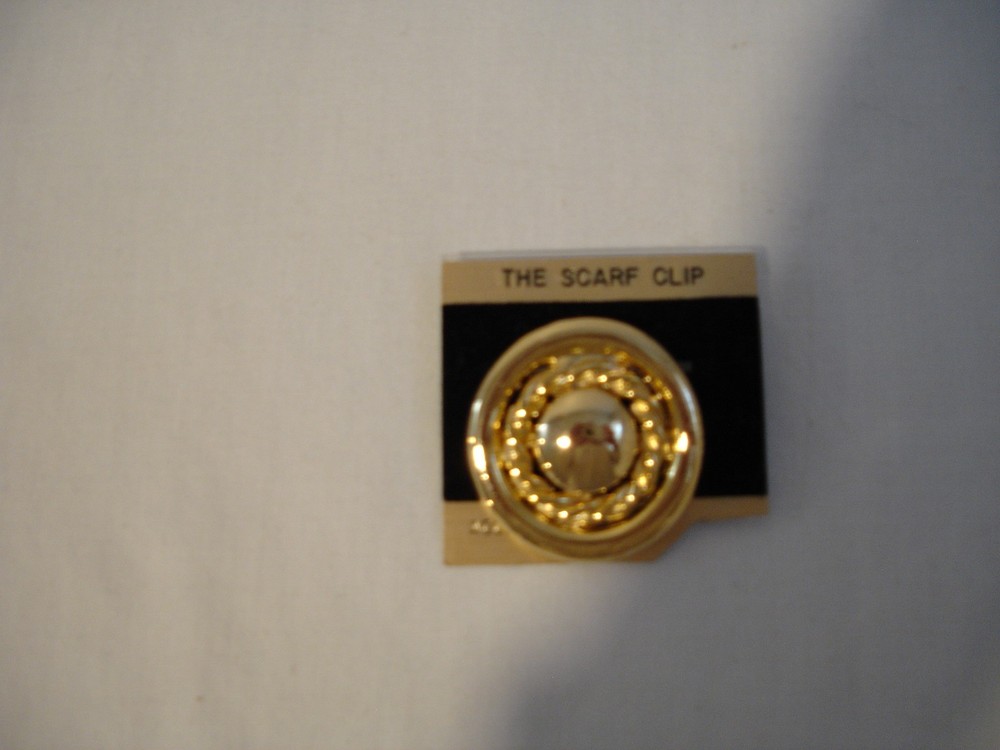 VTG.COSTUME JEWELRY ,THE SCARF CLIP GOLDTONE 1.5 IN.DIA.NO DAMAGE