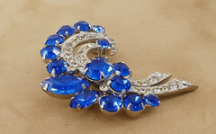ViNTAGE EiSENBERG ICE SAPPHiRE BLUE & CLEAR RHiNESTONE SiLVER TONE PiN BROOCH