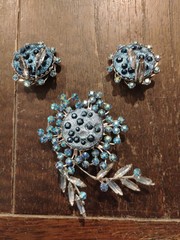 VINTAGE JUDY LEE BLUE RHINESTONE PIN & CLIP EARRINGS SET