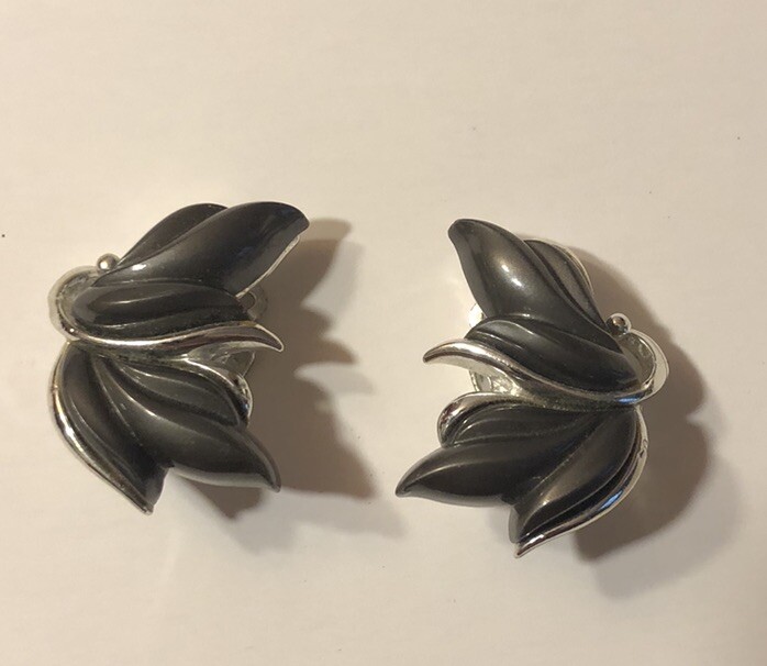 Vtg. Kramer Dark Grey Silver Tone Organic Leafy Wavy Earrings 1.25 L X 1” C14