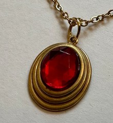 VINTAGE FACETED RED LUCITE PLASTIC CIRCLED BY BRASS 3/4 OF 1″ NECKLACE 18″ GP