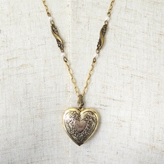 Gold Tone Etched Heart Locket Pendant Chain Necklace 24″ Discovery Of California