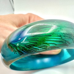 VTG Blue & Green Lucite Wide Bangle Bracelet Encased Peacock Feather Chunky Boho